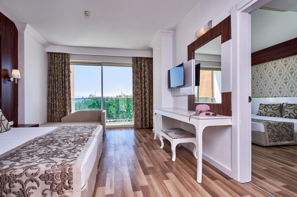 Hotel Maya World Side 4*